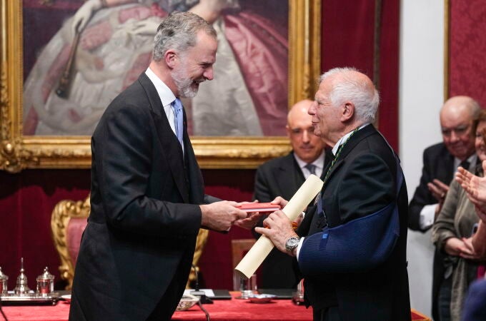 El Rey Felipe VI felicita a Josep Borrell en su ingreso en la Academia de Ciencias Morales y Políticas