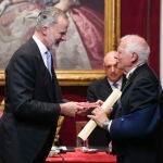 El Rey Felipe VI felicita a Josep Borrell en su ingreso en la Academia de Ciencias Morales y Políticas