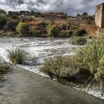 ¿A dónde van los residuos que tiran por el váter los madrileños? Muchos acaban en este río y casi nadie lo sabe