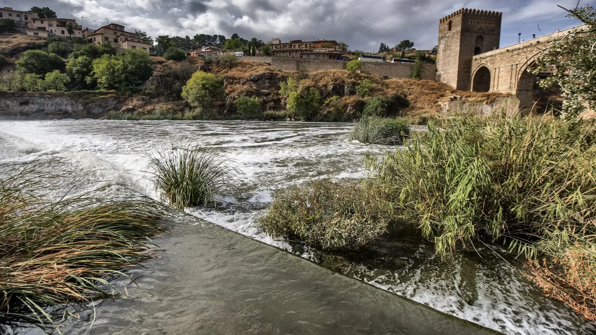 ¿A dónde van los residuos que tiran por el váter los madrileños? Muchos acaban en este río y casi nadie lo sabe