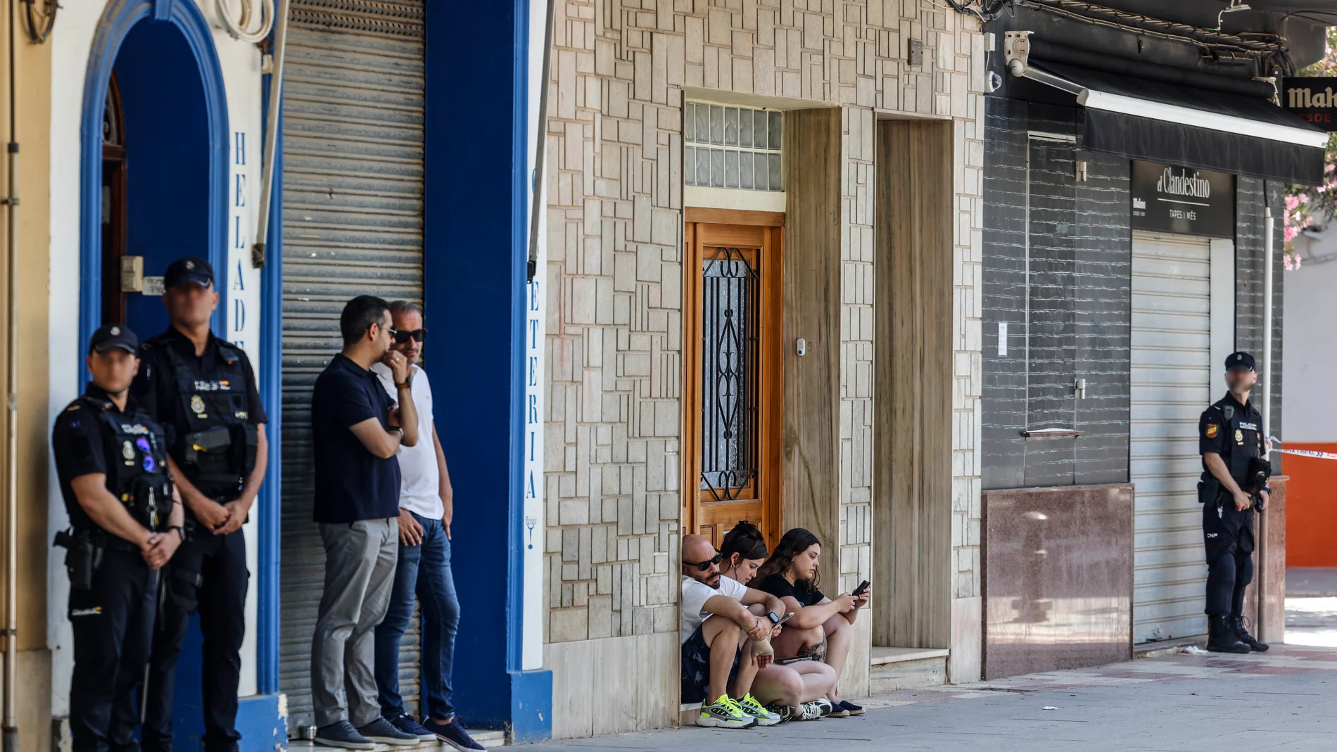 Varias personas en el lugar donde han ocurrido los hechos, a 25 de junio de 2025, en Algemesí, Valencia, Comunidad Valenciana (España). Agentes de la Policía Nacional y Policía Local han detenido hoy por la mañana en la localidad de Algemesí (Valencia) a un varón de 34 años tras presuntamente matar a su mujer y su hijo de tres años de edad. 25 JUNIO 2025;HECHOS;SUCESO;ASESINATO;MUJER;HIJO;MENOR Rober Solsona / Europa Press 25/06/2025