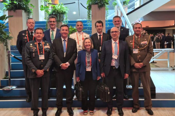 La secretaria de Estado de Defensa, con los representantes de la industria en La Haya