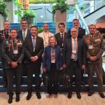 La secretaria de Estado de Defensa, con los representantes de la industria en La Haya
