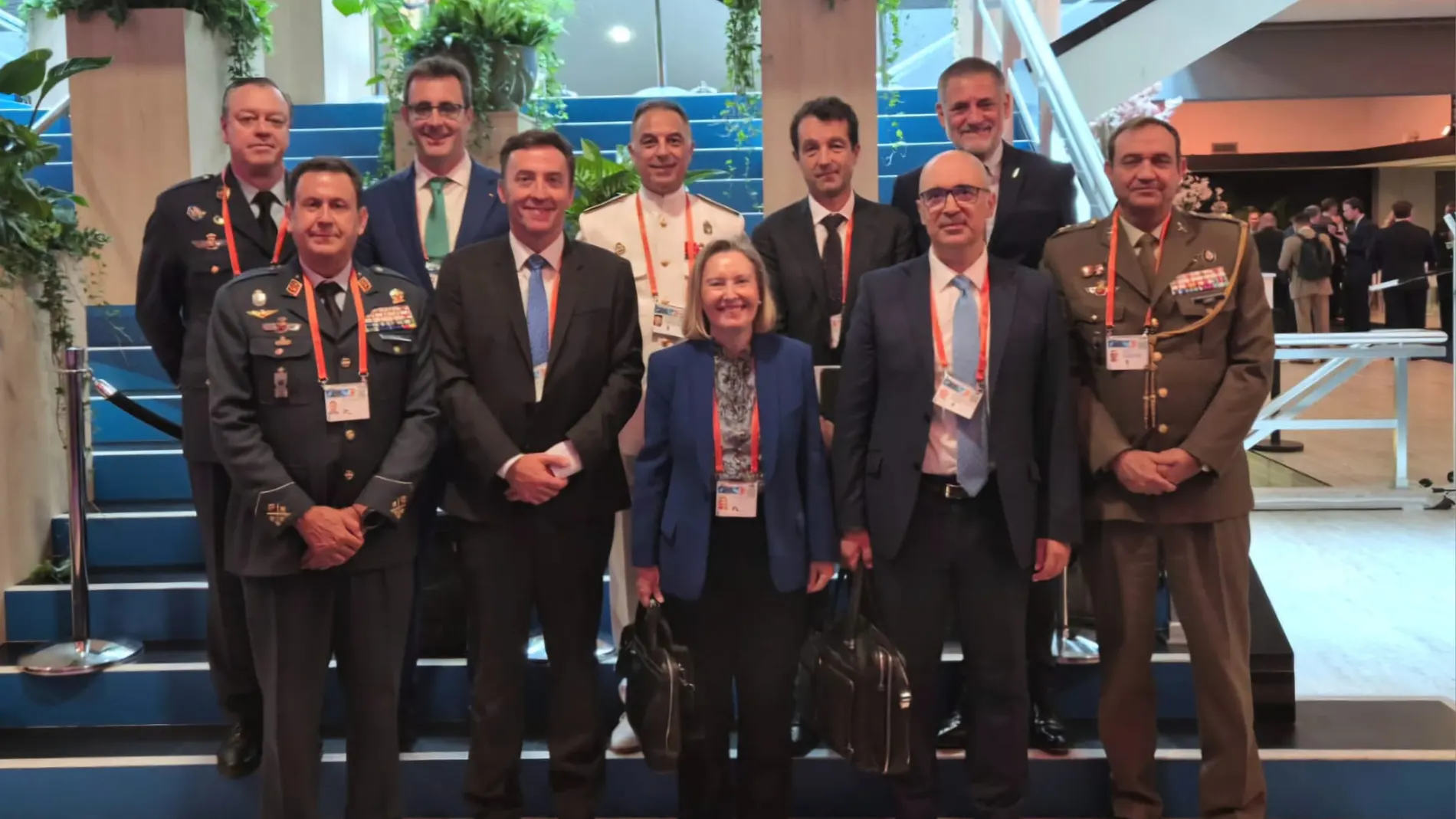 La secretaria de Estado de Defensa, con los representantes de la industria en La Haya