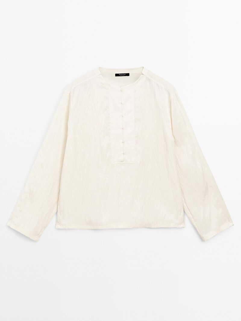 Camisa fluida detalle botones pechera.