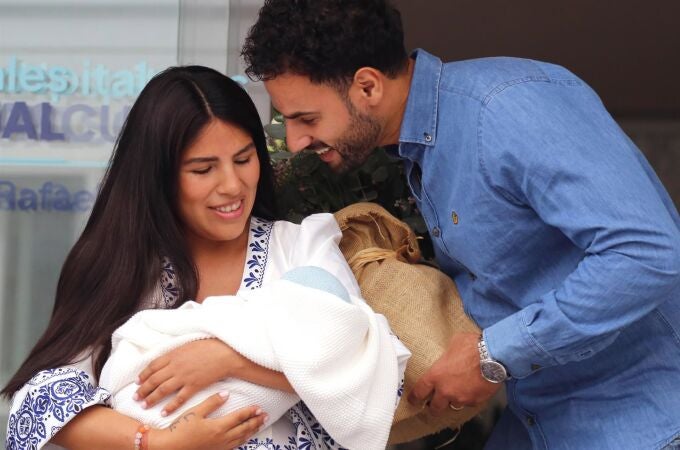 Isa Pantoja y Asraf, emocionadísimos, reciben el alta con su hijo Cairo