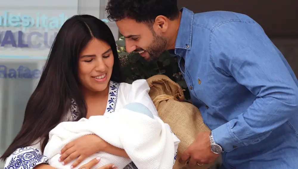 Isa Pantoja y Asraf, emocionadísimos, reciben el alta con su hijo Cairo