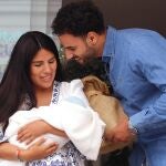 Isa Pantoja y Asraf, emocionadísimos, reciben el alta con su hijo Cairo