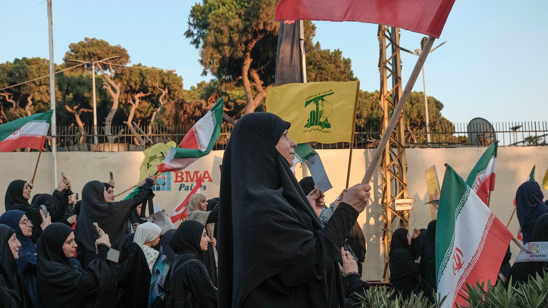 BEIRUT, 25/06/2025.- Simpatizantes de Hizbulá ondean banderas del grupo y de Irán frente a la embajada iraní en Beirut durante una concentración convocada para celebrar lo que consideran una victoria de Teherán sobre Israel, tras dos semanas de enfrentamientos. EFE / Edgar Gutiérrez.
