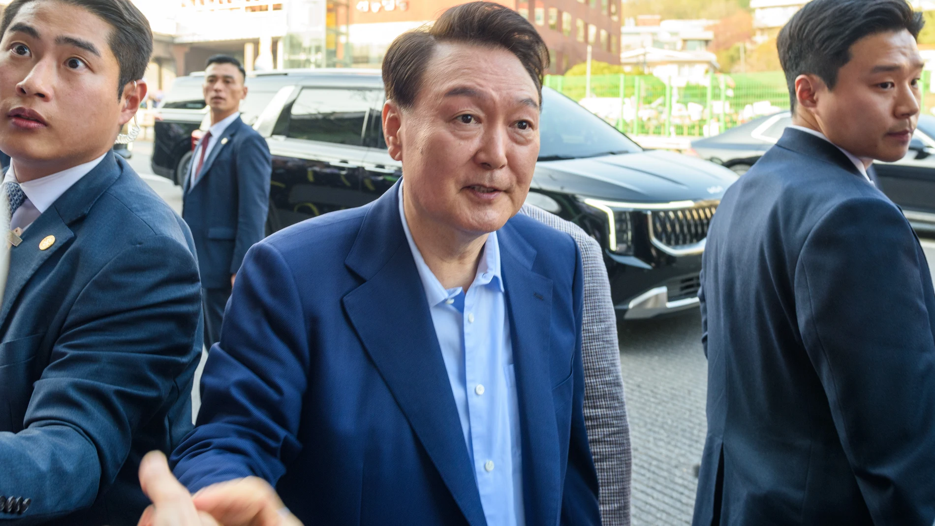 (Foto de ARCHIVO) April 11, 2025, Seoul, South Korea: Ousted South Korean President Yoon Suk Yeol (C) leaves the presidential residence. Ousted South Korean president Yoon Suk Yeol moved from the presidential residence to his private home on April 11. And a week after, he was removed from office over the martial law declaration in December. Europa Press/Contacto/KIM Jae-Hwan 11/04/2025 ONLY FOR USE IN SPAIN