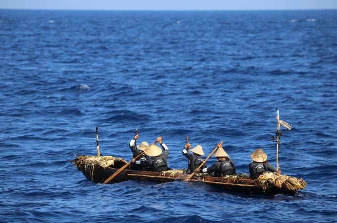 El equipo partió en su canoa hecha a mano, haciendo que toda la experiencia fuera lo más auténtica posible. 