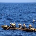 El equipo partió en su canoa hecha a mano, haciendo que toda la experiencia fuera lo más auténtica posible. 