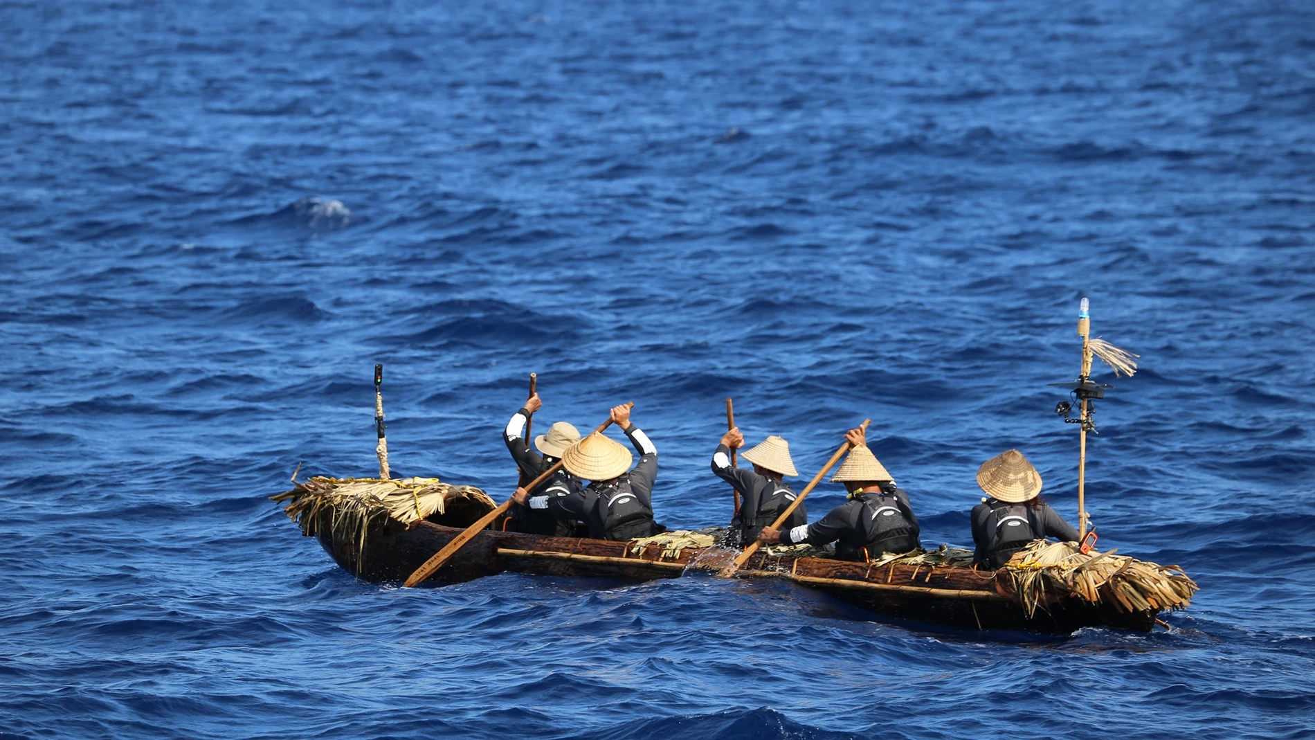 El equipo partió en su canoa hecha a mano, haciendo que toda la experiencia fuera lo más auténtica posible.
