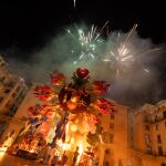 Imagen de la hoguera oficial "Identidad" en la Cremà en la plaza del Ayuntamiento
