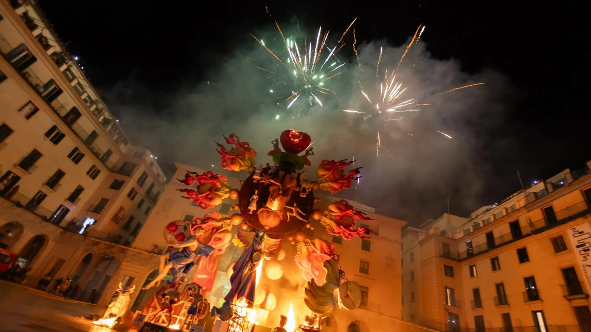 Imagen de la hoguera oficial "Identidad" en la Cremà en la plaza del Ayuntamiento