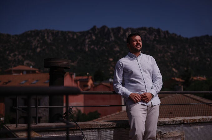 Ismael de la Fuente, alcalde de La Cabrera, el 25 de junio en una terraza del ayuntamiento. 