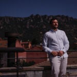 Ismael de la Fuente, alcalde de La Cabrera, el 25 de junio en una terraza del ayuntamiento. 