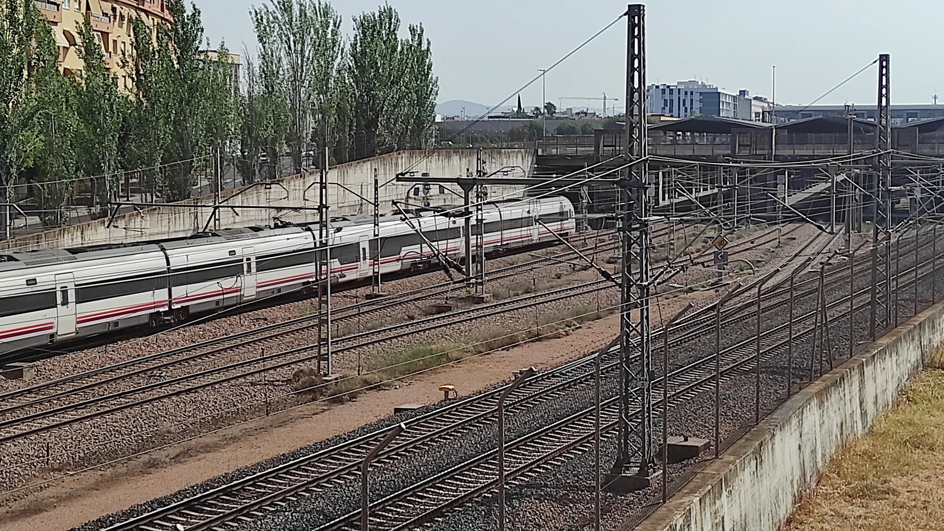 Tren en las vías junto a la estación de Córdoba. EUROPA PRESS 25/06/2025