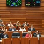 Mañueco conversa con Isabel Blanco durante la sesión plenaria de hoy