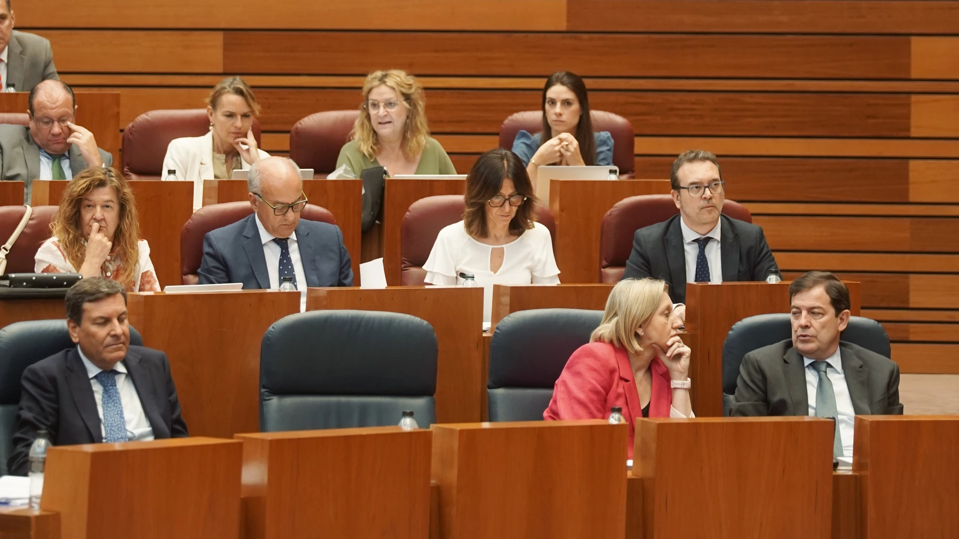 Mañueco conversa con Isabel Blanco durante la sesión plenaria de hoy