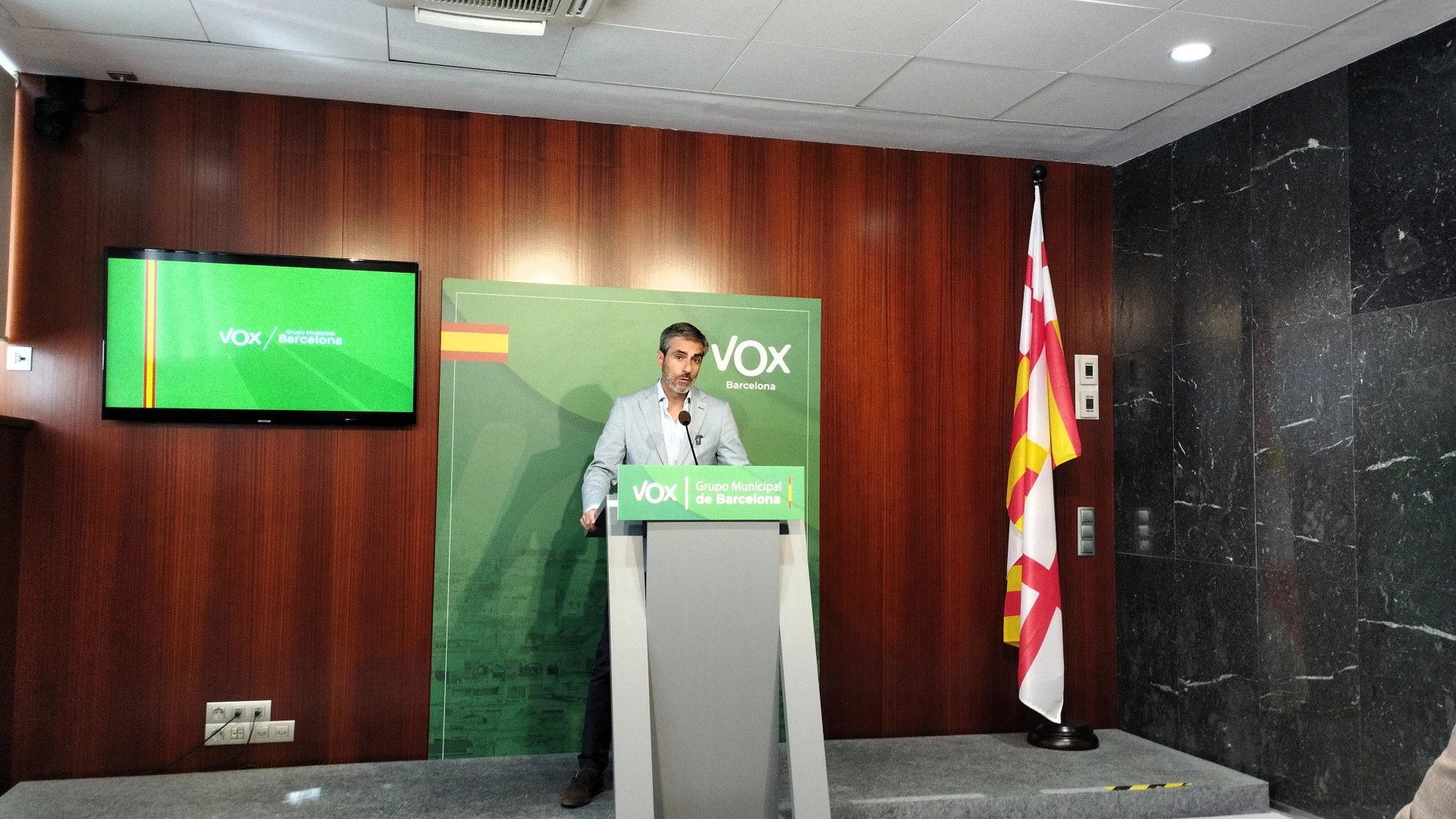 El presidente de Vox en el Ayuntamiento de Barcelona, Gonzalo de Oro, presenta las propuestas del grupo para el pleno de junio del consistorio. EUROPA PRESS 25/06/2025