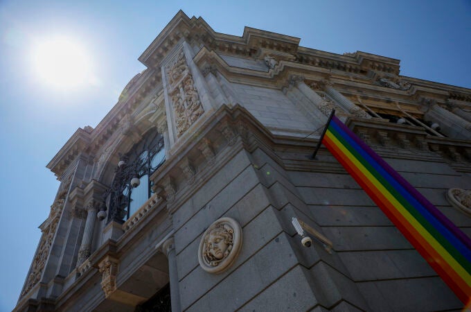 El Banco de España despliega la bandera del Orgullo