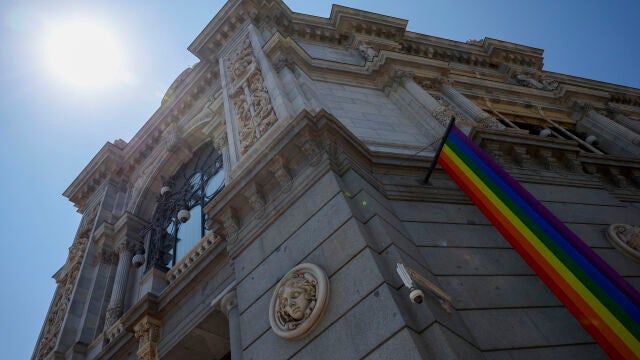 El Banco de España despliega la bandera del Orgullo