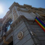 El Banco de España despliega la bandera del Orgullo