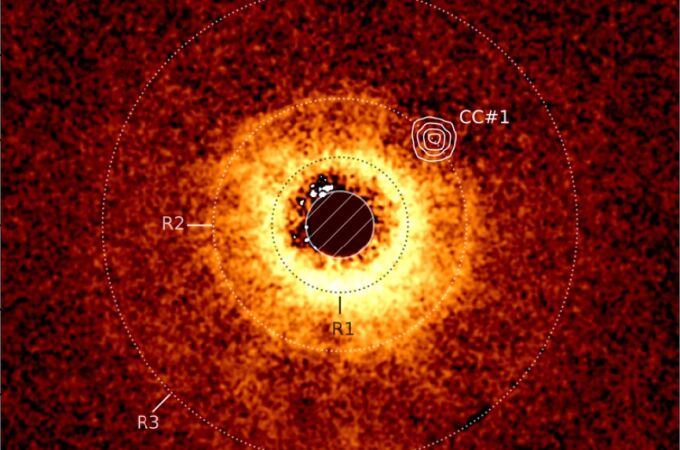 Imagen del disco alrededor de la estrella TWA 7 en la que podemos percibir un área vacía alrededor de TWA 7 B en el anillo R2 que corresponde al exoplaneta descubierto (CC n.º 1).