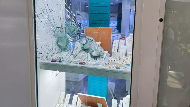 Los ladrones reventaron el cristal