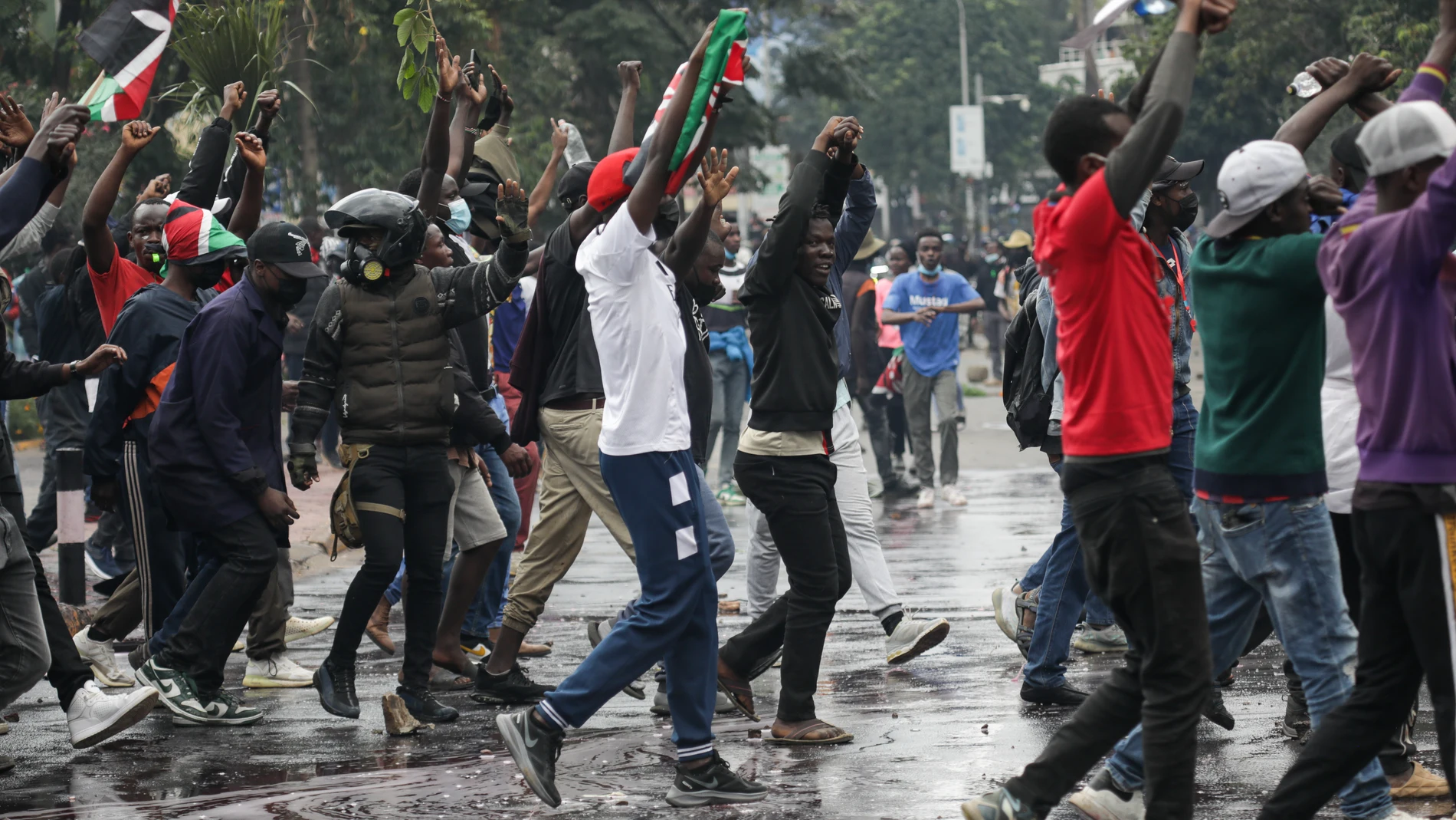 NAIROBI (Kenya), 25/06/2025.- Demonstrators chant slogans during a protest in the central business district of Nairobi, Kenya, 25 June 2025. The protest marks the first anniversary of the Gen Z protests, which culminated with the storming of the national parliament. (Protestas, Kenia) EFE/EPA/DANIEL IRUNGU