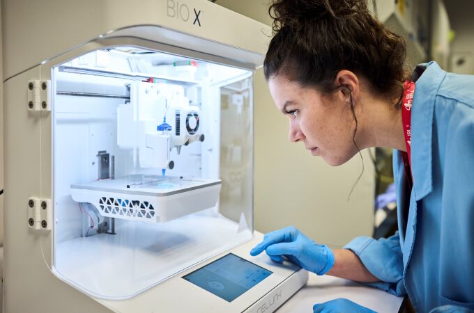 Léa Pourchet, coprimera autora del estudio, utilizando la bioimpresora 3D