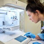 Léa Pourchet, coprimera autora del estudio, utilizando la bioimpresora 3D