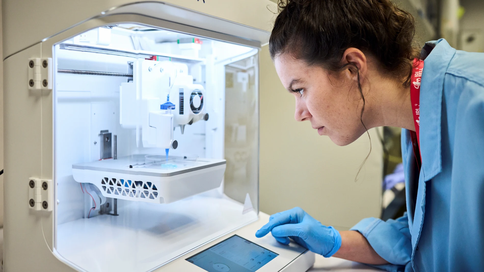 Léa Pourchet, coprimera autora del estudio, utilizando la bioimpresora 3D