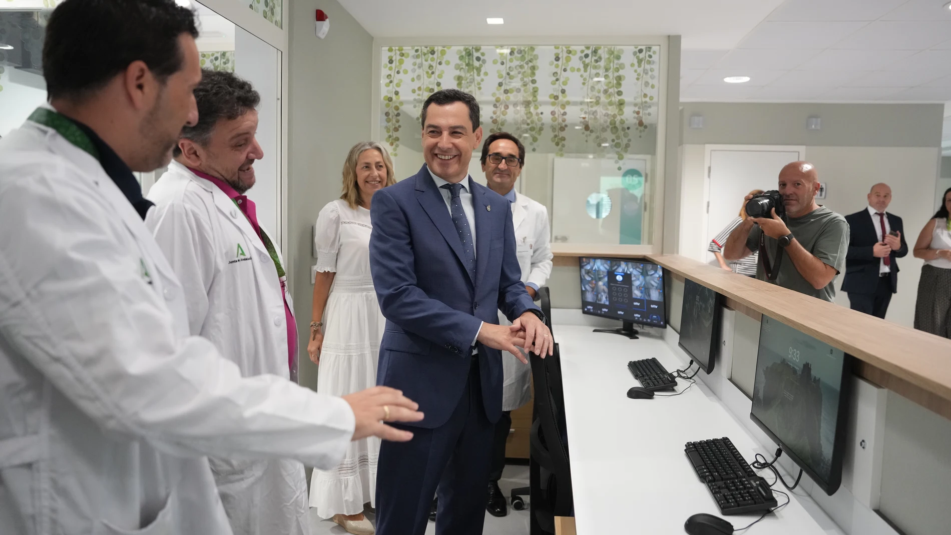 SEV03. SEVILLA, 25/06/2025.-El presidente andaluz, Juanma Moreno, durante la visita realizada a las obras de remodelación de la Unidad de Salud Mental del Hospital Virgen del Rocío de Sevilla, que ha tenido un coste de 1,5 millones de euros y donde ha dicho que se ha marcado como objetivo, "ya en marcha", que todas las provincias andaluzas dispongan de unidades de hospitalización de salud mental infantil y adolescente, ya que la atención a esta patología supone "uno de los retos más grandes" ...