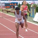 Gana los 400 metros valla con una supermarca a pesar de correr media prueba con el pene al aire