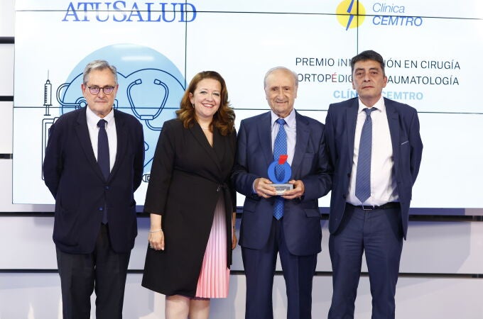 El doctor Pedro Guillén recogió el galardón de la mano de Fátima Matute, acompañado de Sergio Alonso y Francisco Marhuenda