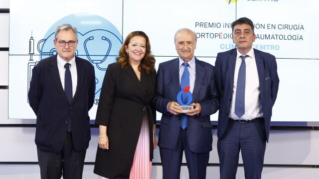 El doctor Pedro Guillén recogió el galardón de la mano de Fátima Matute, acompañado de Sergio Alonso y Francisco Marhuenda