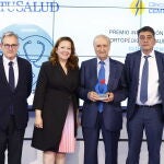 El doctor Pedro Guillén recogió el galardón de la mano de Fátima Matute, acompañado de Sergio Alonso y Francisco Marhuenda