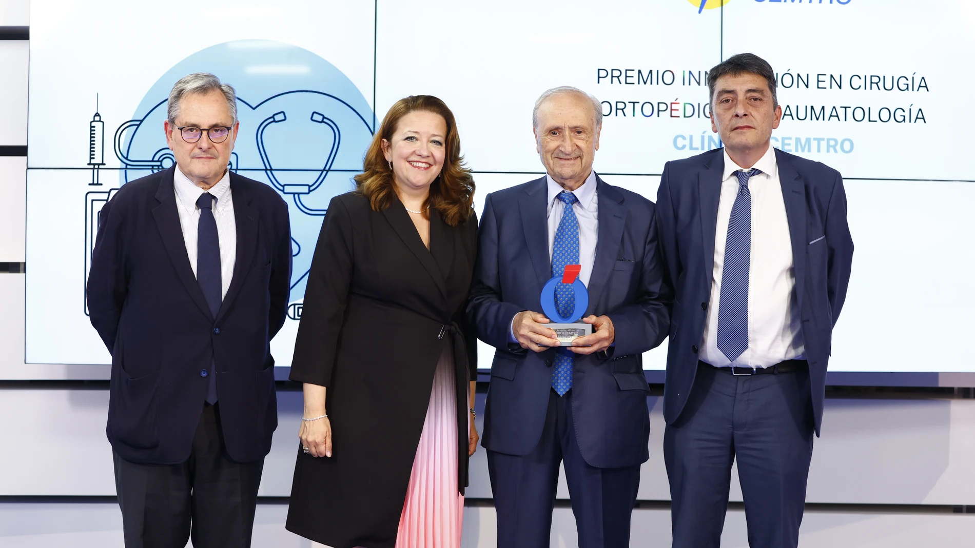 El doctor Pedro Guillén recogió el galardón de la mano de Fátima Matute, acompañado de Sergio Alonso y Francisco Marhuenda