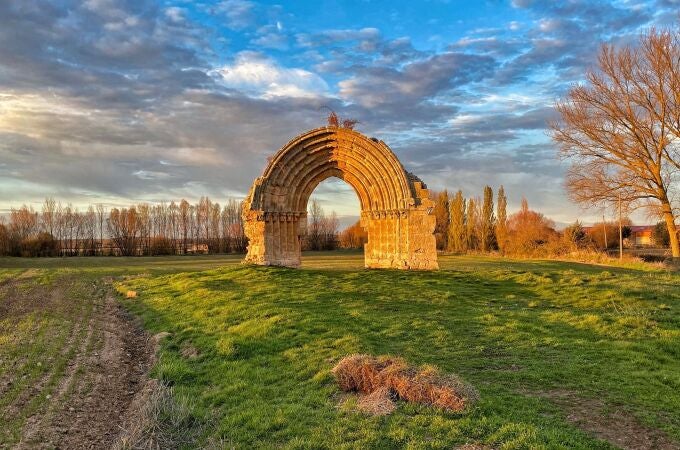 El espectacular arco medieval que resiste en medio de la nada en Burgos