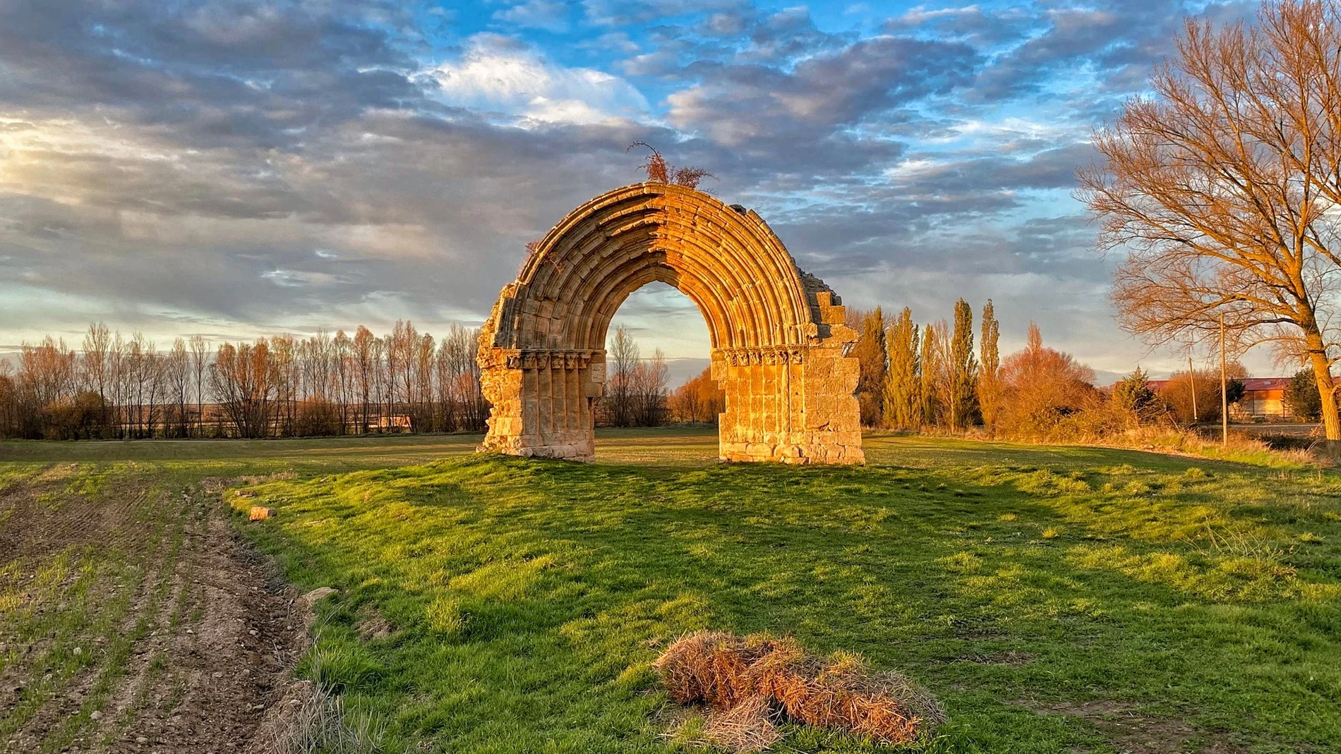 El espectacular arco medieval que resiste en medio de la nada en Burgos