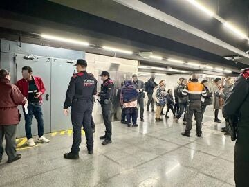 Dispositivo de Mossos d'Esquadra en el metro de Barcelona para evitar robos y hurtos