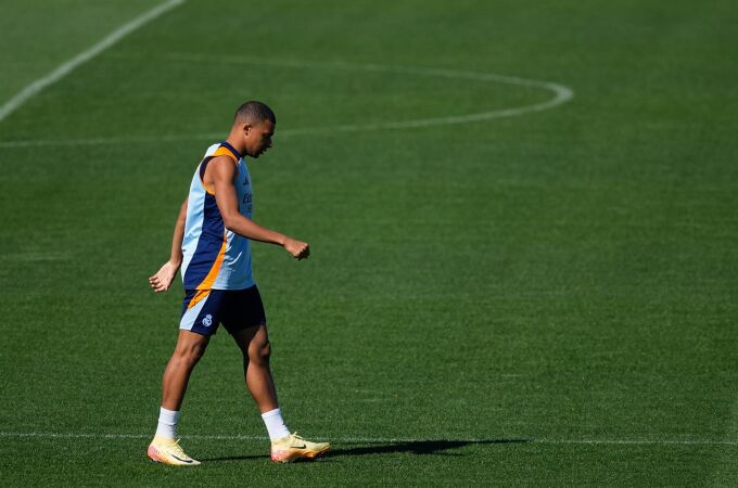 MADRID.-Kylian Mbappé regresa a los entrenamientos con el grupo tras una semana ausente por una gastroenteritis