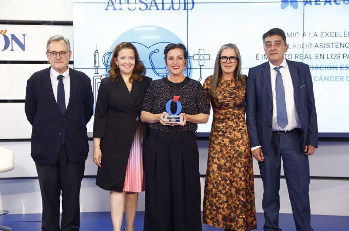 Stephanie Oyonarte, que recibió el premio de manos de Cristina Álvarez García, de PharmaMar, con Marhuenda y Sergio Alonso
