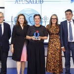 Stephanie Oyonarte, que recibió el premio de manos de Cristina Álvarez García, de PharmaMar, con Marhuenda y Sergio Alonso
