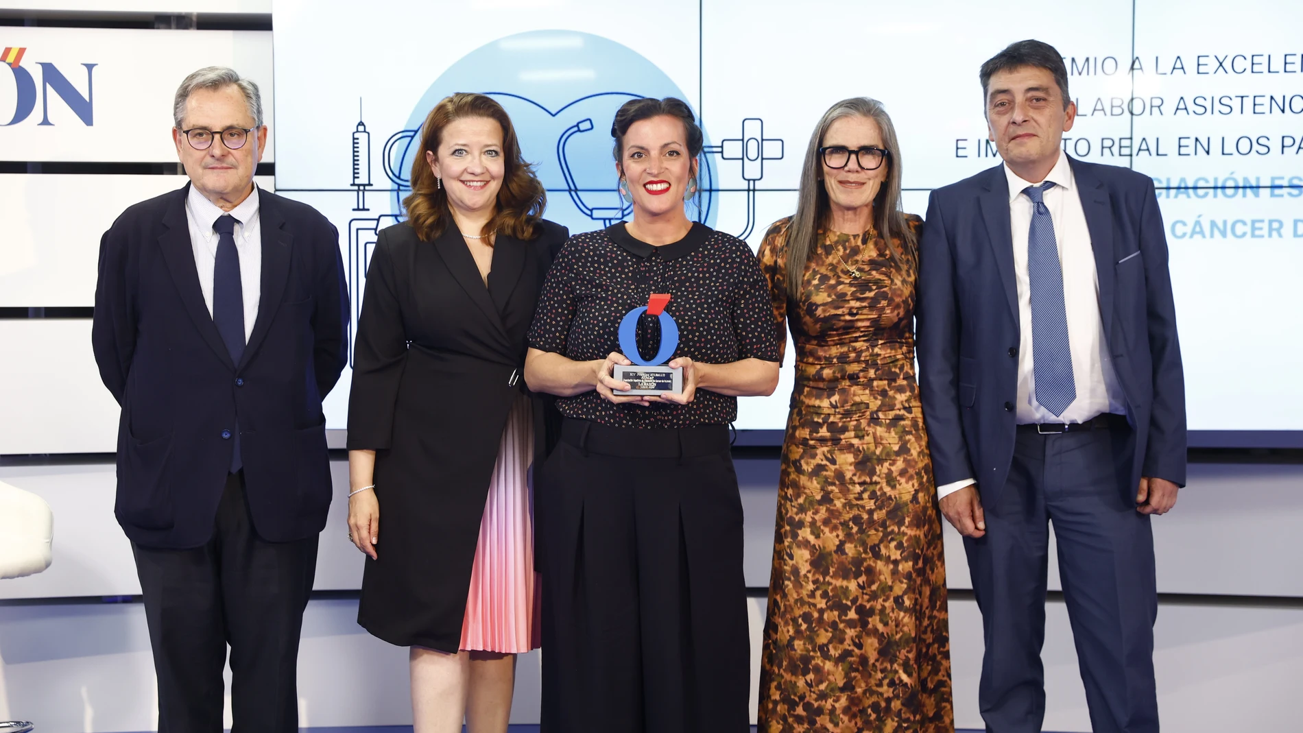 Stephanie Oyonarte, que recibió el premio de manos de Cristina Álvarez García, de PharmaMar, con Marhuenda y Sergio Alonso