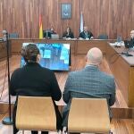 La pareja, durante el juicio. 
