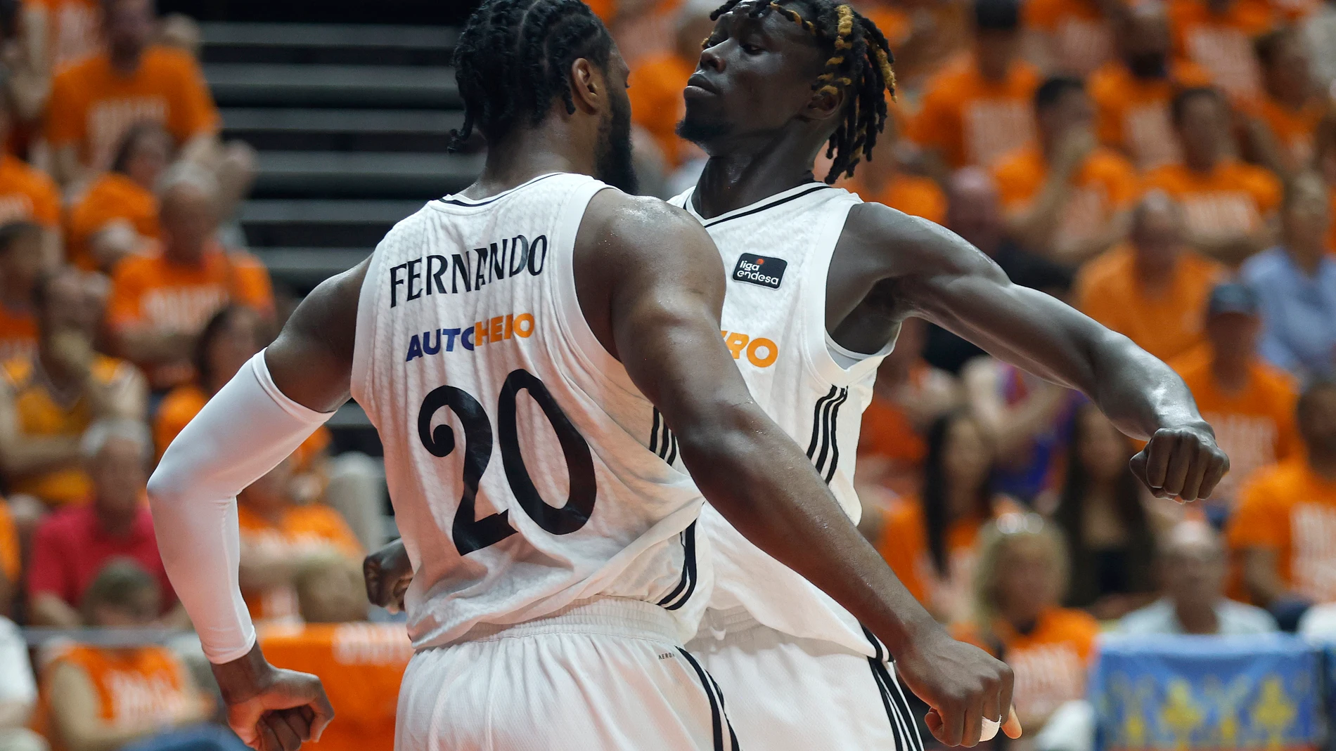 Bruno Fernando y Eli Ndiaye celebran una canasta en La Fonteta