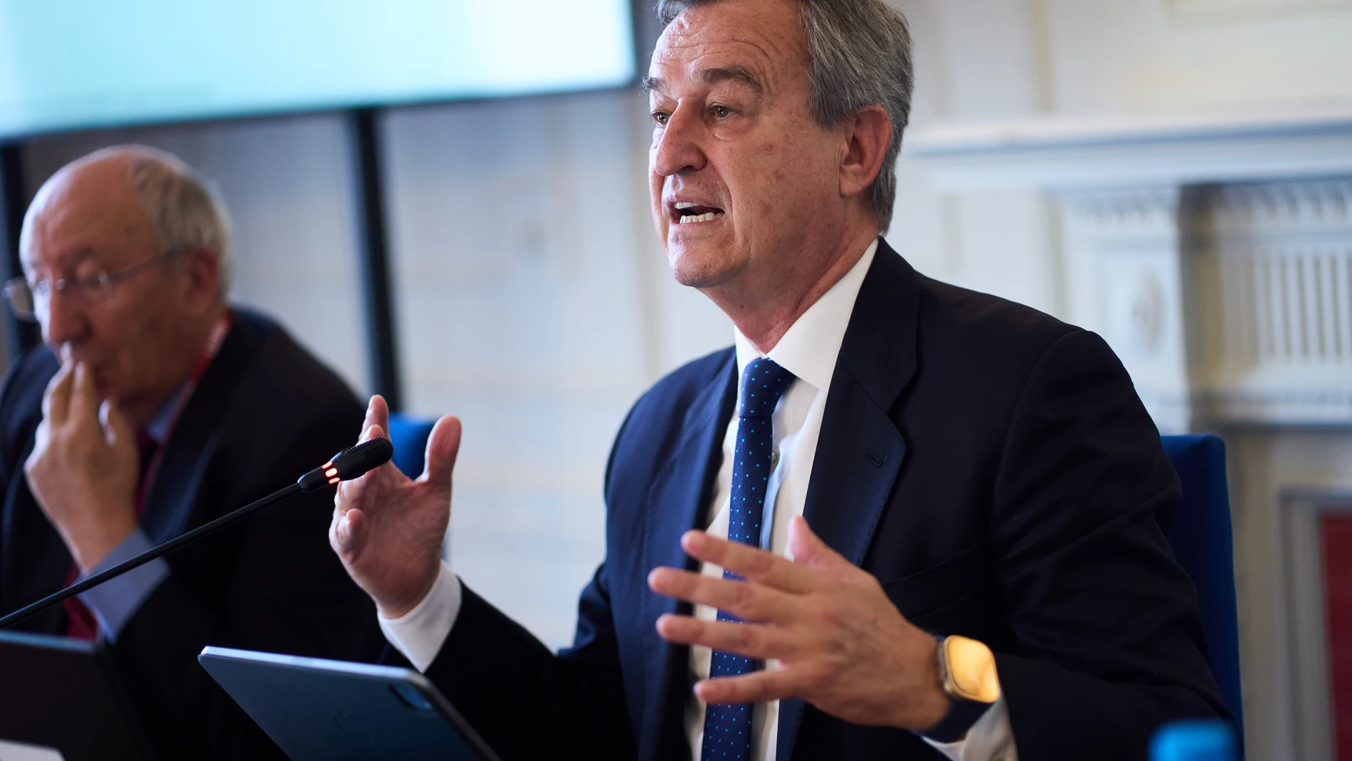 El consejero delegado de Banco Sabadell, César Gónzalez-Bueno, interviene durante la segunda jornada de este año del seminario de APIE en la UIMP, en el Palacio de la Magdalena, a 25 de junio de 2025, en Santander, Cantabria (España). . La sesión se titula ‘El sector bancario en una Europa unida’ y César González-Bueno imparte una ponencia llamada ‘El papel de los sindicatos desde la integración hasta la actualidad’. La intervención del consejero delegado de Banco Sabadell tiene lugar un día...